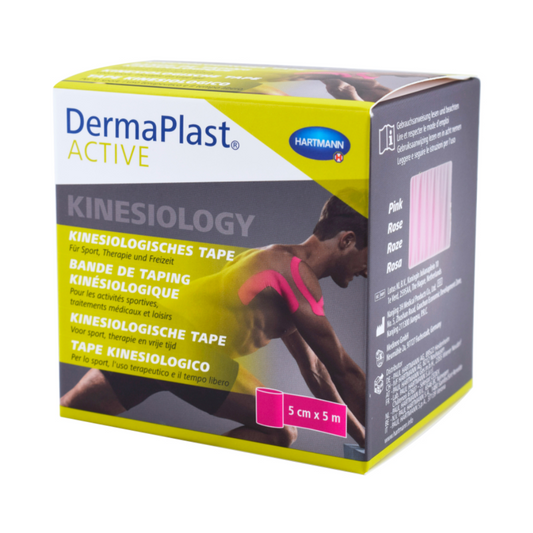 Eine Schachtel mit DermaPlast® ACTIVE Kinesiology Tape der Paul Hartmann AG. Auf der Verpackung ist ein Läufer abgebildet, der sich Sport-Tape auf die Schulter klebt. Die Schachtel ist mit Produktdetails und Anwendungshinweisen beschriftet.