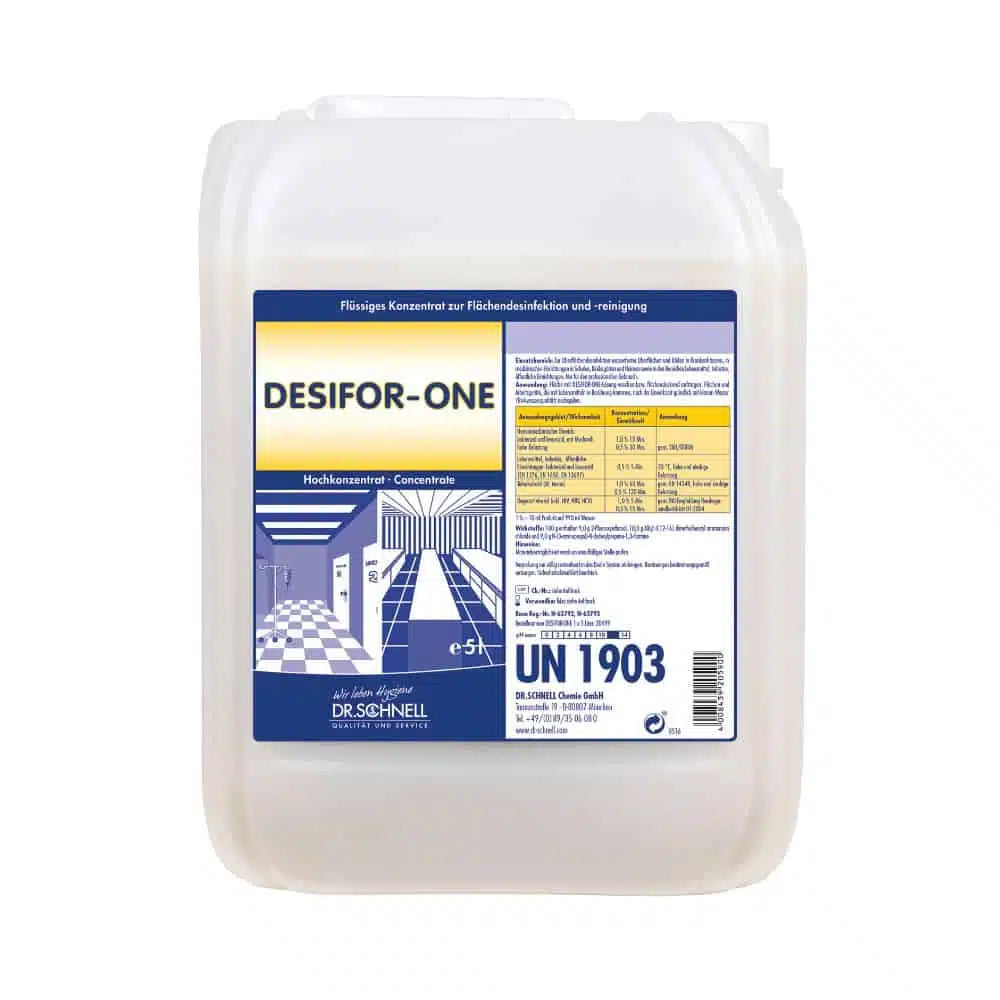 Ein weißer Plastikbehälter mit der Aufschrift „Dr. Schnell Desifor-One Flächendesinfektion“ mit Text und Grafik, die darauf hinweisen, dass es sich um ein konzentriertes Reinigungsmittel zur Flächendesinfektion handelt. Das Etikett enthält Gefahrensymbole und eine UN-Nummer.