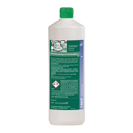 Eine weiße Plastikflasche mit grünem Verschluss. Auf dem Etikett ist ein grün-weißer Text mit Sicherheits- und Produktinformationen, eine grüne Autoillustration und verschiedene Gefahrensymbole zu sehen. Ideal zum Reinigen ist Dr. Becher BO 330 Grundreiniger für Feinsteinzeugfliesen von Dr. Becher GmbH.