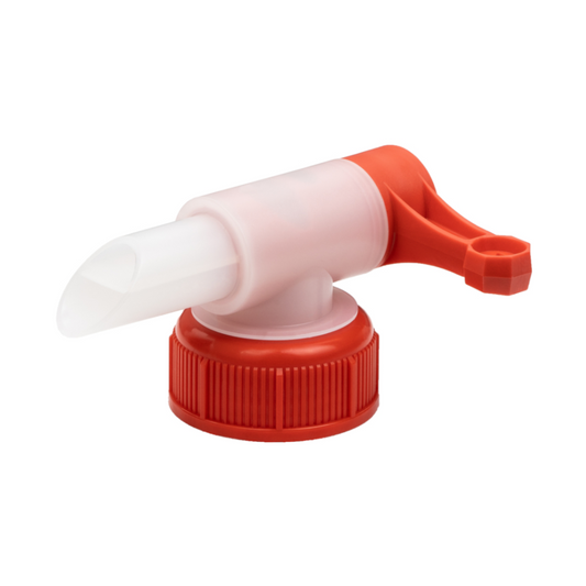 Ein Gewürzpumpenspender aus Kunststoff mit roter Kappe und Griff, zum Ausgeben von Saucen aus einem Dr. Schnell Zapfhahn für 20 Liter Kanister, isoliert auf einem weißen Hintergrund.