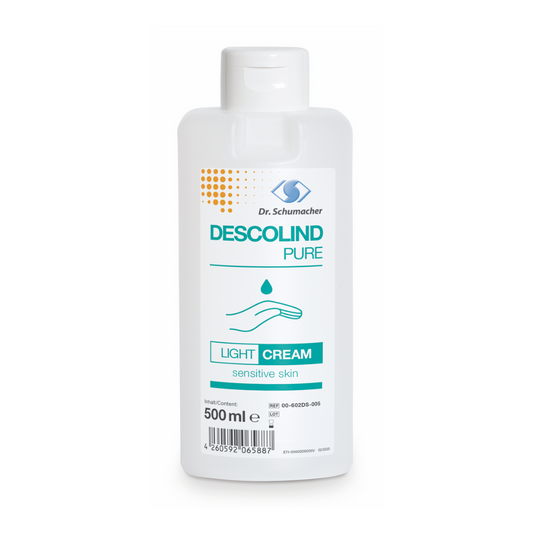 Weiße Flasche Dr. Schumacher Descolind Pure Light Cream Pflegecreme für empfindliche Haut, mit blauen und orangefarbenen Designelementen und einem 500 ml-Etikett. Das Produkt wird vor einem schlichten weißen Hintergrund präsentiert.