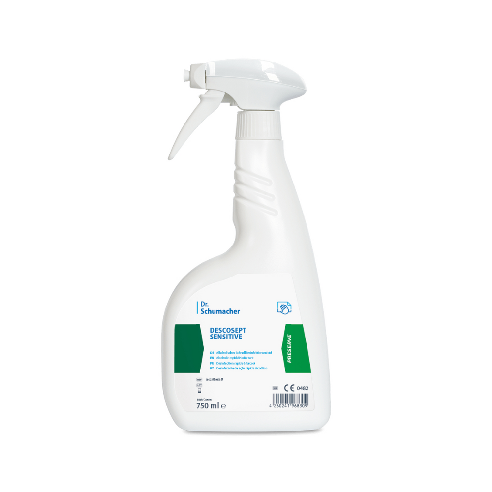Weiße Sprühflasche Dr. Schumacher Descosept Sensitive Schnelldesinfektion mit grünem Etikett mit Produktinformationen und CE-Kennzeichnung vor einfarbigem Hintergrund.