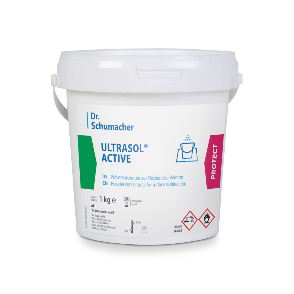 Weißer Kunststoffeimer mit der Aufschrift „Dr. Schumacher Ultrasol® Active Flächendesinfektion – 1 kg Dosis“ mit grünen und rosa Etiketten, Gefahrensymbolen.