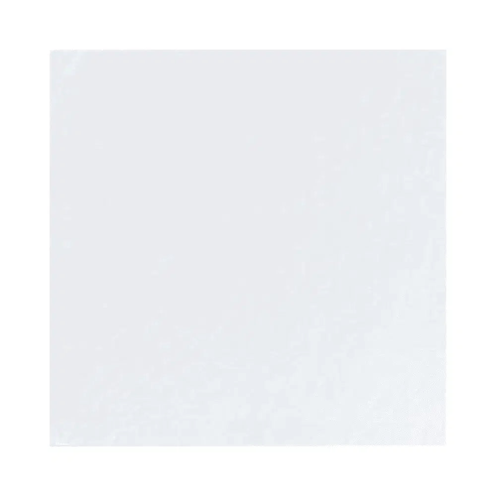 Ein minimalistisches Bild mit einer weißen quadratischen DUNI-Servietten-2-lagig-1/4-Falz-Serviette auf einem etwas dunkleren weißen Hintergrund, wodurch ein subtiler Kontrast zwischen den beiden Farbtönen entsteht.