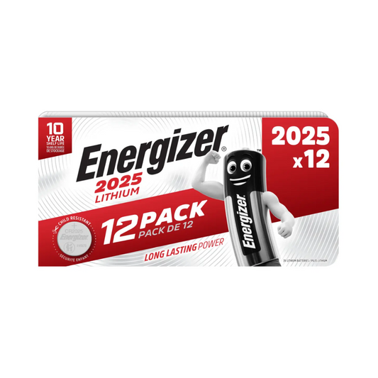 Eine 12er-Packung Energizer Knopfzellen CR 2025 3V 163 mAh Lithium-Knopfzellen in Blisterverpackung, gekennzeichnet mit „10 Jahre Haltbarkeit“ und „lang anhaltende Leistung“. Die Batterien werden von der Energizer Deutschland GmbH hergestellt.