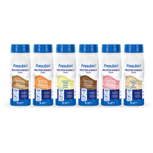 Sechs Flaschen Fresubin Protein En. Drink Mischkarton 200 ml von Fresenius Kabi Deutschland GmbH, jeweils mit blauem Verschluss und verschiedenen Geschmacksrichtungen (Cappuccino, Erdbeere, Vanille, Schokolade, Neutral), sind nebeneinander in einem 6er-Karton angeordnet.