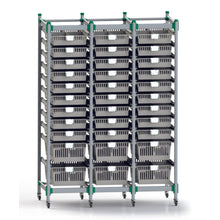 Das Novocal FlexiStore Regalwagensystem aus eloxiertem Aluminium verfügt über ein Grundgestell mit belüfteten Fachböden und Rädern für flexible Lagerung und Transport - ideal für ein vielseitiges Regalwagensystem.