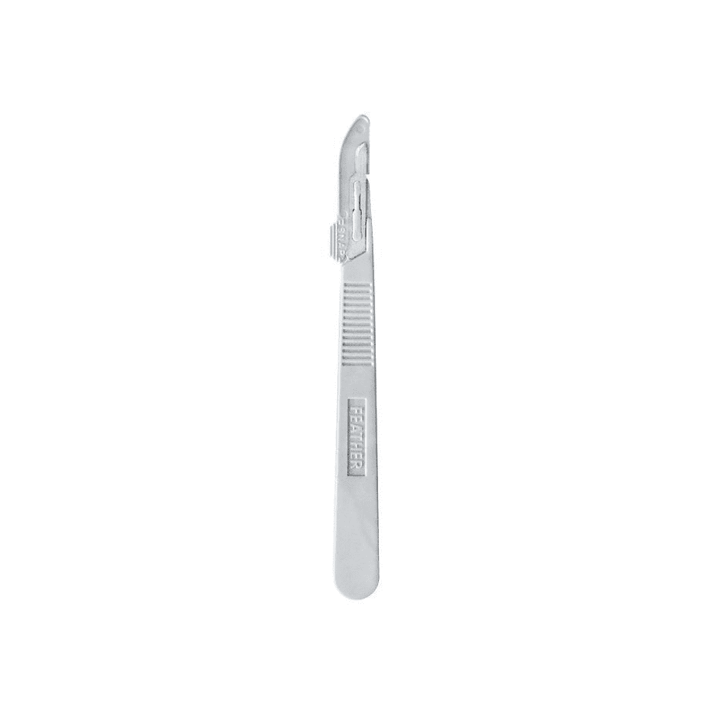 Ein chirurgisches Skalpell vom Typ Servoprax Feather Einmalskalpelle mit strukturiertem Griff für mehr Halt, isoliert auf weißem Hintergrund.