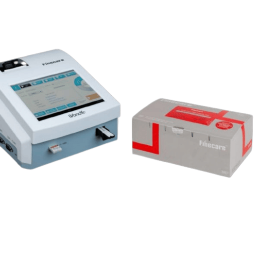 Ein medizinisches Gerät mit der Aufschrift „Finecare 2019-nCoV RBD Antikörpertest für Wundgerät“ neben einer entsprechenden rot-weißen Produktverpackung mit der Aufschrift „Finecare“, beide konzipiert für den SARS-CoV-2-Antikörpertest.