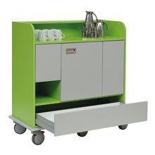 Ein moderner Novocal Getränkewagen in Grün und Weiß mit einer Vollkunststoffplatte, offener Schublade, Staufächern, weißen Tassen, silbernen Kannen auf der Oberseite, Rädern für Mobilität und einem stabilen Novocal Fahrgestell.