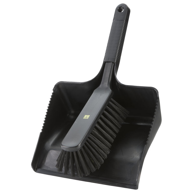 Die Haug Bürsten KG ESD KEHRGARNITUR, PA6, ø0,30mm weich, schwarz (350x222x110mm) verfügt über eine passende Bürste mit steifen Borsten und geriffeltem Griff sowie eine Kehrschaufel mit gezackten Kanten - ideal für die antistatische Reinigung in sensiblen Bereichen.
