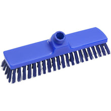 Der Haug Besen der Haug Bürsten KG ist ein blauer Kunststoffbesen (300x70x40mm) mit mittelgroßen, dunklen PBT-Borsten (ø 0,50mm) und einer zentralen Öffnung zur Stielbefestigung, der für schwere Reinigungsarbeiten konzipiert ist.