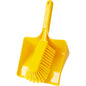 Die KEHRGARNITUR, WEICH, 350MM von Haug Bürsten KG ist ein gelbes Set mit einer Kehrschaufel aus Kunststoff mit 350mm Durchmesser und einer Handbürste von weiche Borsten, beide mit gerippten Griffen und einer glänzenden Oberfläche, auf weißem Hintergrund.