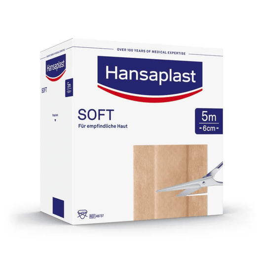 Eine Schachtel Hansaplast Soft Pflaster mit der Aufschrift „Empfindliche Haut“, 5 Meter mal 6 Zentimeter groß, an der Seite ist ein beiger Pflasterstreifen zu sehen. Text auf.