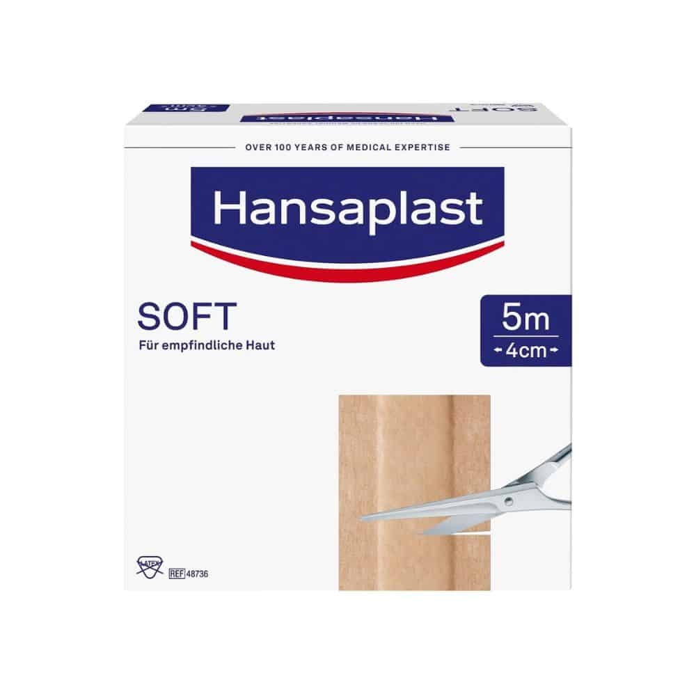 Eine Schachtel mit Hansaplast Soft Pflastern der Beiersdorf AG, mit der Aufschrift „für empfindliche Haut“ auf Deutsch, mit einer Breite von 5 cm x 4 cm. Die Verpackung ist mit einer Schere zum Schneiden versehen.