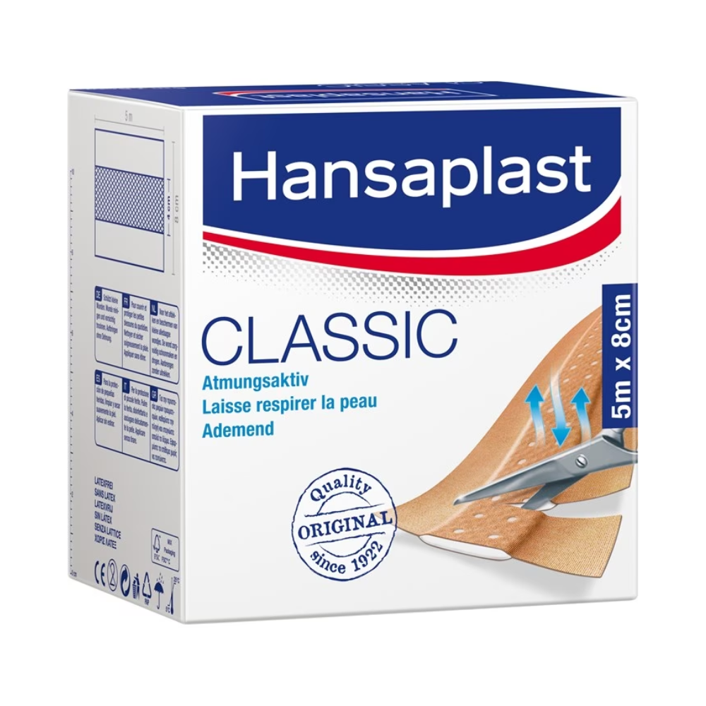 Eine Schachtel Hansaplast Classic Pflaster der Beiersdorf AG in den Maßen 5 x 8 cm auf einer weiß-blauen Verpackung mit Abbildungen des Pflasters und einer Textbeschreibung seiner Eigenschaften, einschließlich „ind“.