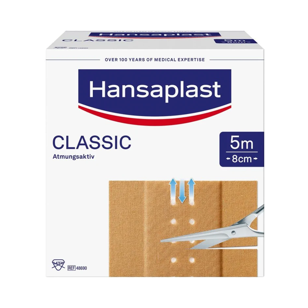 Eine Schachtel mit Hansaplast Classic Pflastern - verschiedene Größen der Beiersdorf AG, ausgestellt mit einem Bild der Pflasterrolle und einer Schere daneben. Die Verpackung enthält den Text „über 100 Jahre medizinische Expertise“ und gibt an,