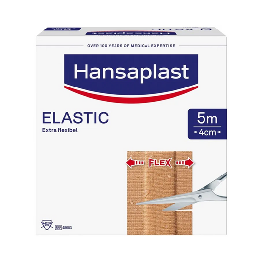 Eine Schachtel Hansaplast Elastic Wundpflaster der Beiersdorf AG in verschiedenen Größen, die ihre besondere Flexibilität hervorhebt. Auf dem Display sind der Produktname, das Markenlogo und ein Bild einer Schere zu sehen, die das Pflaster durchschneidet.