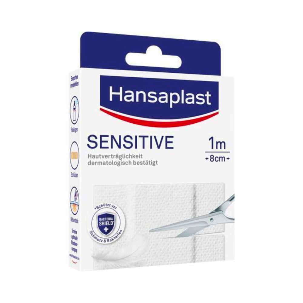 Verpackung für Hansaplast Sensitive Pflaster - Verschiedene Größen der Beiersdorf AG. Auf der Schachtel sind das Markenlogo, der Produktname und eine Abbildung einer Schere zu sehen, die einen Pflasterstreifen schneidet. Die Verpackung hebt die dermatologische Zulassung hervor.