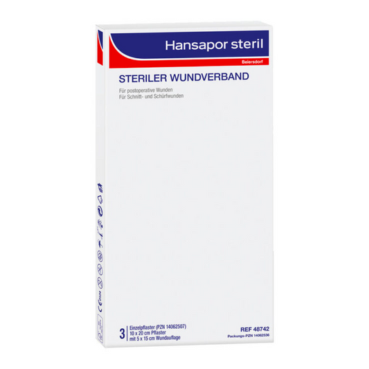 Eine Schachtel steriler Wundauflagen der Marke Hansapor steril der Beiersdorf AG, hauptsächlich für postoperative Wunden und Schnittwunden, auf weißem Hintergrund. Die Verpackung enthält Text in deutscher Sprache und Produktreferenznummern.