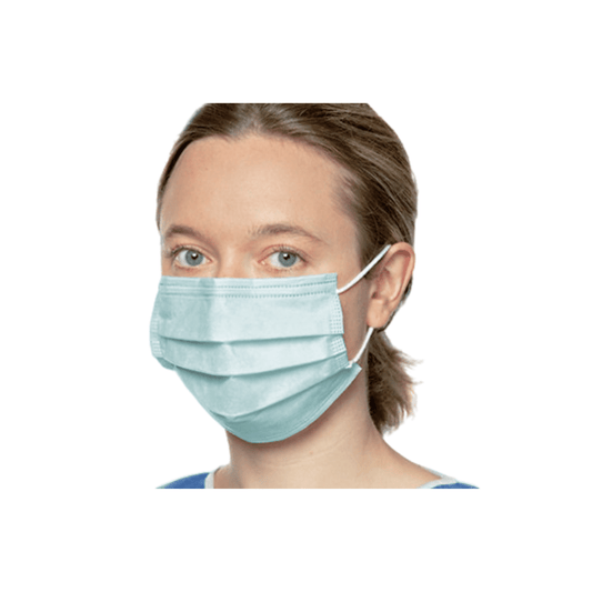 Eine Frau mit zurückgekämmtem hellbraunem Haar, trägt eine Hartmann Foliodress® Chirurgische OP-Maske 50 Stück | Packung (50 Stück) nach EN 14683:2014 und ein blaues Oberteil. Sie blickt lächelnd direkt in die Kamera.