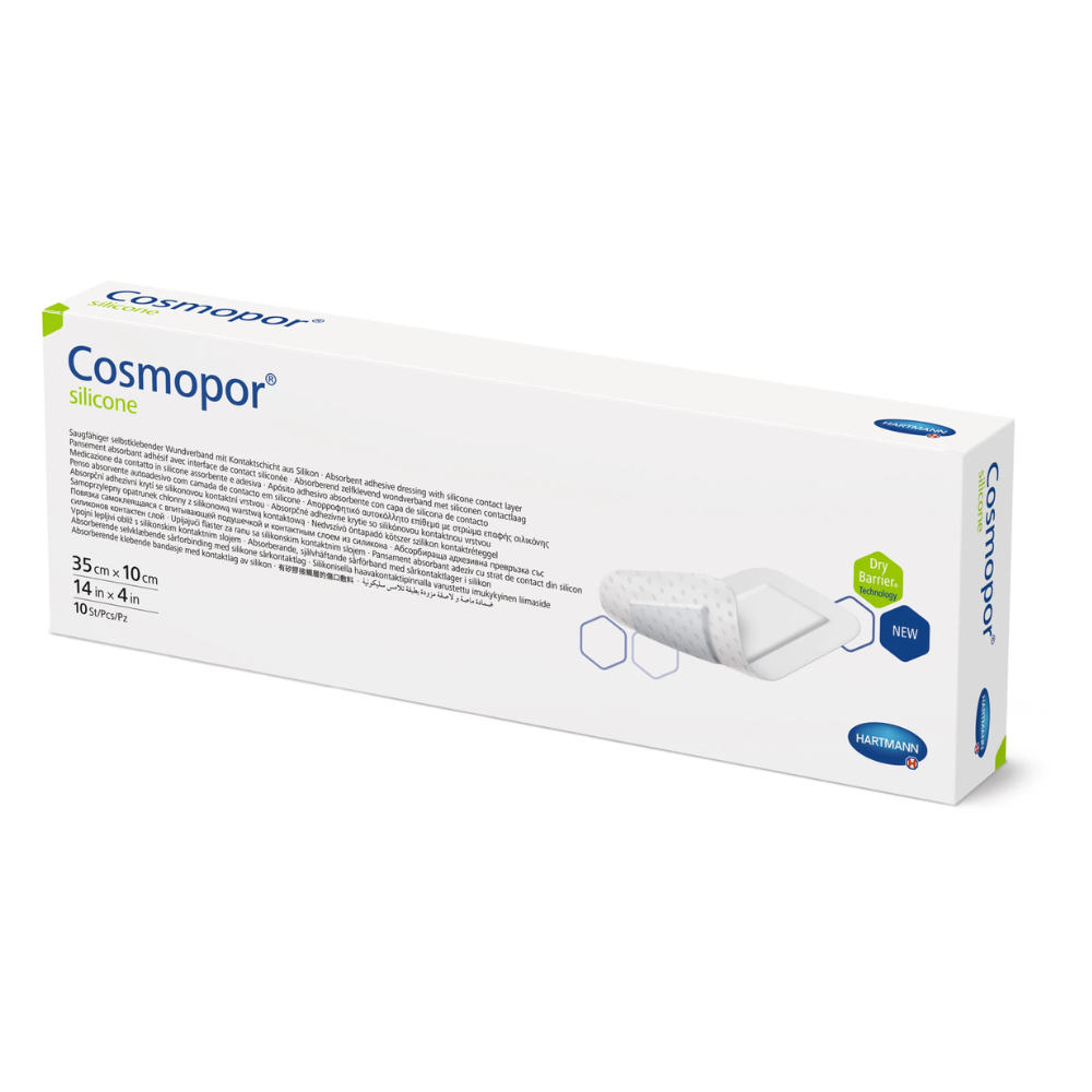 Schachtel mit sterilen Cosmopor®-Silikonpflastern der Paul Hartmann AG mit Produktdetails und Markenlogo auf weißem Hintergrund. Die Schachtel ist mit Abmessungen und Menge beschriftet und weist auf eine neue, verbesserte Formel hin.