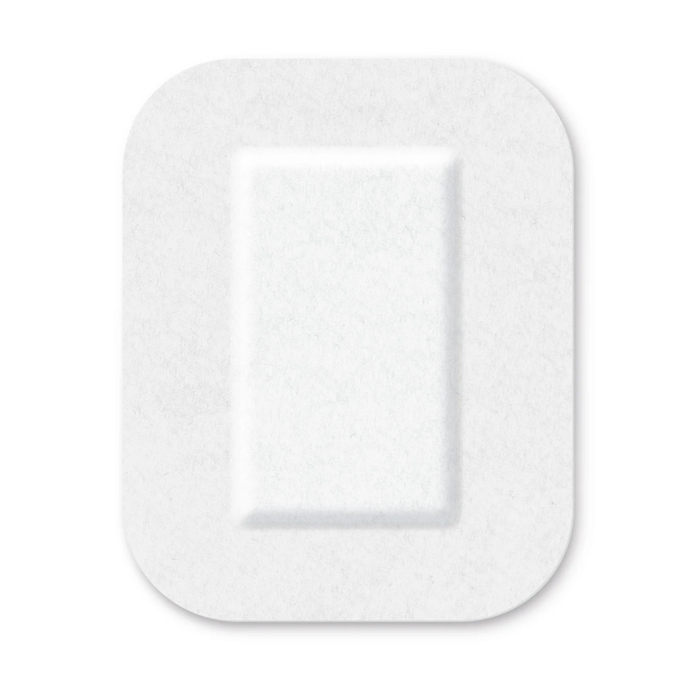 Ein weißer, quadratischer Knopf mit abgerundeten Kanten und einer leicht erhöhten, rechteckigen Mitte, versehen mit einer sterilen Haftschicht aus Cosmopor®-Silikon auf klarem Hintergrund von Paul Hartmann AG.