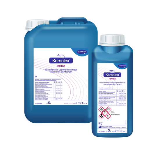 Zwei Behälter Hartmann Korsolex® extra Instrumentendesinfektion der Paul Hartmann AG, einer gross und einer klein, blau-weiss beschriftet mit ausführlichen Anwendungs- und Sicherheitshinweisen.