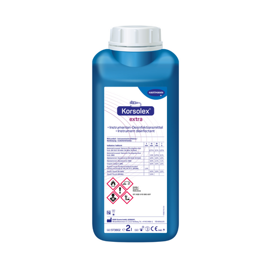Eine blaue Plastikflasche mit der Aufschrift „Hartmann Korsolex® extra Instrumentendesinfektion der Paul Hartmann AG“, ein Desinfektionsmittel für medizinische Instrumente, mit Gefahrensymbolen und Produktinformationen auf dem Vorderetikett.