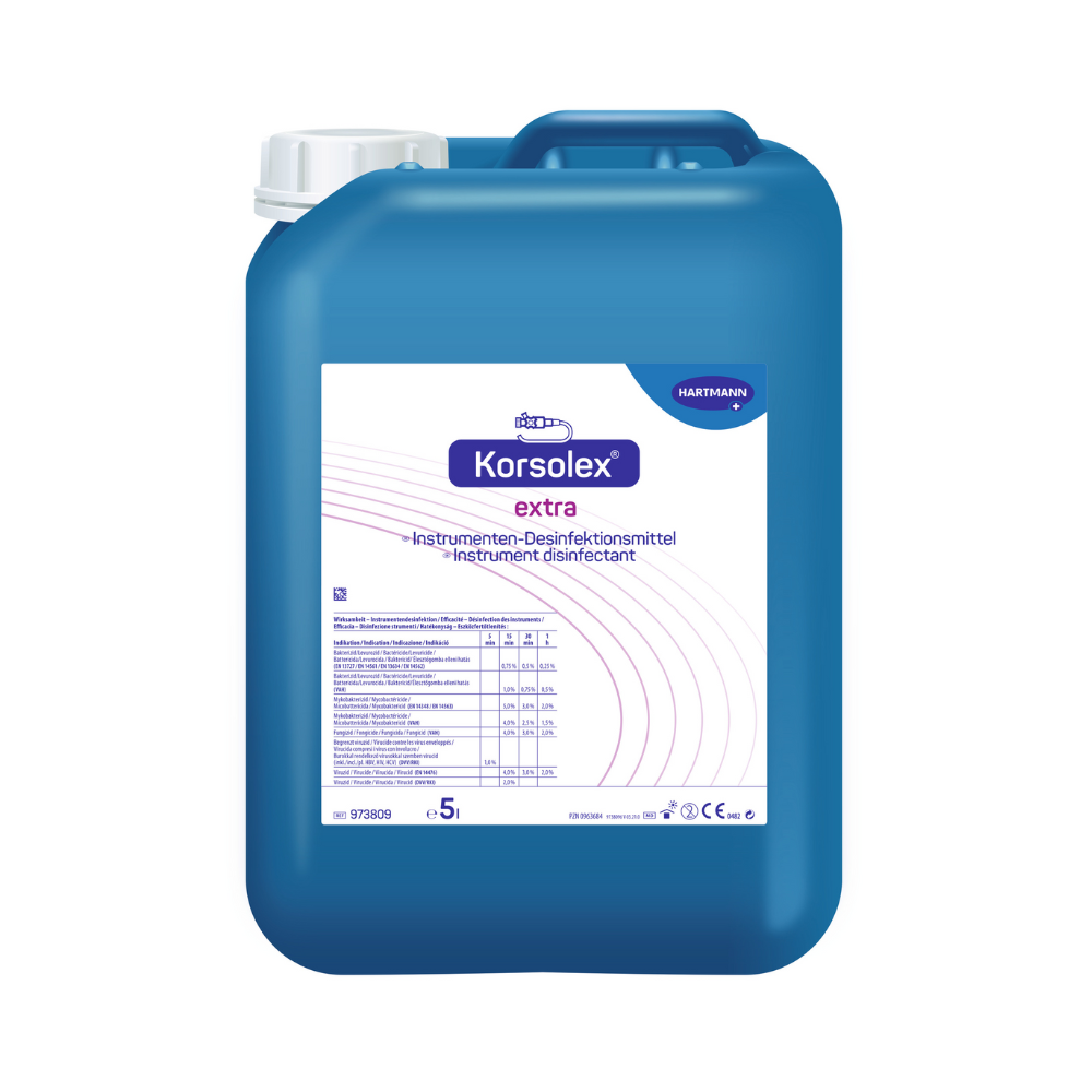 Ein blauer 5-Liter-Behälter mit „Hartmann Korsolex® extra Instrumentendesinfektion der Paul Hartmann AG“ mit aufgedruckter Markenbezeichnung und medizinischen Anwendungshinweisen auf dem Etikett.