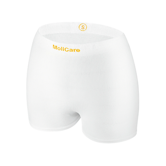 Ein Paar weiße, saugfähige Unterwäsche für Erwachsene MoliCare® Premium Fixpants mit dem Markennamen Paul Hartmann AG isoliert auf weißem Hintergrund, Vorderansicht. Das Kleidungsstück weist ein kleines gelbes Logo an der Taille auf.