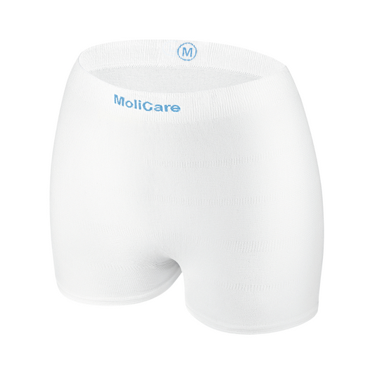 Weiße, mittelgroße Paul Hartmann AG MoliCare® Premium Fixpants Inkontinenzunterwäsche isoliert auf weißem Hintergrund. Das Produkt verfügt über ein blaues Logo am Bund.