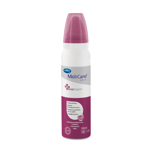 Eine Flasche schützendes Hautpflegeöl Hartmann MoliCare® Skin Hautprotektor mit weißem Körper und rosafarbener Kappe und blauer und schwarzer Beschriftung steht aufrecht auf weißem Hintergrund.