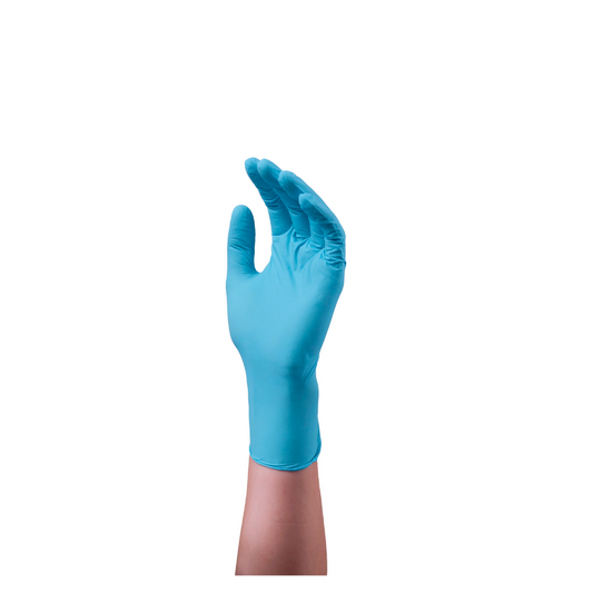 Eine Hand mit einem blauen puderfreien Nitrilhandschuh Hartmann Peha-soft®, isoliert auf einem weißen Hintergrund, mit nach oben gebogenen Fingern in einer Greif- oder Haltegeste.