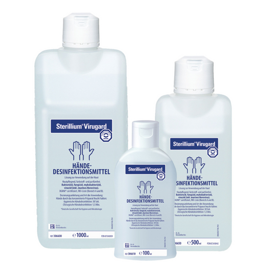 Drei Behälter BODE Sterillium® Virugard Händedesinfektionsmittel in verschiedenen Größen (1000 ml, 500 ml und kleinere Flasche), dekoriert mit blau-weißen Etiketten, angeordnet. Markenname: Paul Hartmann AG.
