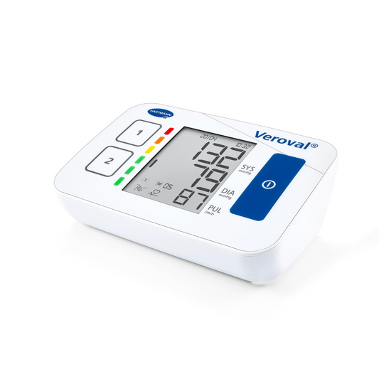 Ein digitales Blutdruckmessgerät Veroval® Compact von Paul Hartmann AG mit großem Display, das systolische und diastolische Werte, Herzfrequenz und andere Indikatoren anzeigt. Das Gerät steht auf einem weißen Hintergrund.