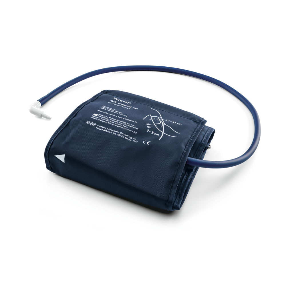 Ein Hartmann Veroval® Compact Oberarm-Blutdruckmessgerät von Paul Hartmann AG mit einer blauen Nylonhülle und angeschlossenem Gummischlauch, auf weißem Hintergrund ausgelegt, mit auf der Hülle sichtbaren gedruckten Anweisungen.