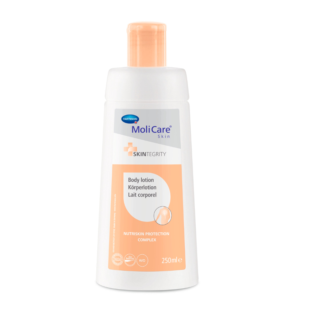 Eine Flasche MoliCare® Skin Körperlotion der Paul Hartmann AG mit Pumpspender, mit der Aufschrift „Körperschutz“, 250 ml Größe, in den Farbkombinationen Weiß und Orange.