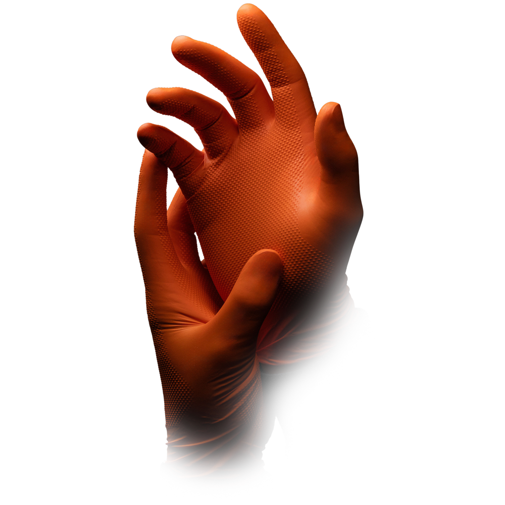 Ein Paar Hände, die den AMPri High Grip Einmalhandschuh aus Nitril, orange, ALPHA tragen, wobei eine Hand das Handgelenk der anderen ergreift, sind vor einem schlichten weißen Hintergrund abgebildet.