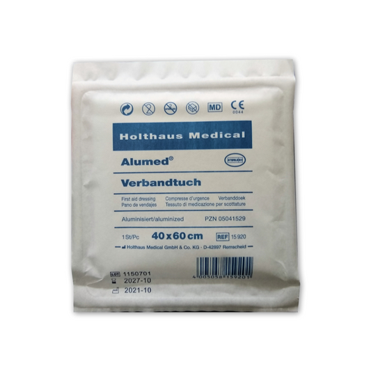 Steriles Verbandspaket von Holthaus Medical mit verschiedenen Zertifizierungen. Das Etikett enthält Produktdetails wie Größe, Artikelnummer und Produktionsdatum. Enthält ein aluminiumbeschichtetes Holthaus Alumed® Verbandtuch.