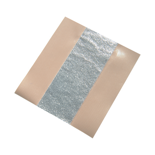 Ein Holthaus Alumed® Wundpflaster mit einem silbernen antibakteriellen Pad in der Mitte, beschriftet und isoliert auf weißem Hintergrund, ist hypoallergen.