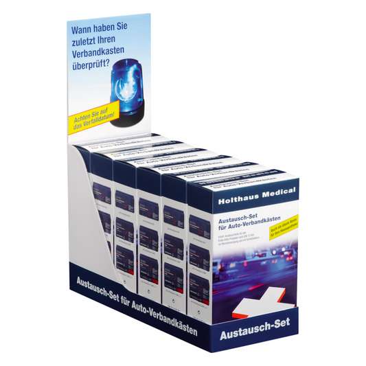 Karton-Displaybox mit mehreren Holthaus Medical Austauschsets für Auto-Verbandkästen, versehen mit Informationsaufklebern und Abbildungen der Auto-Sicherheitsausrüstung.