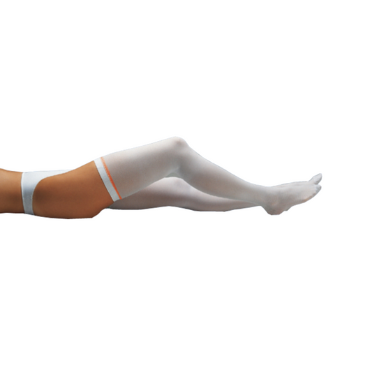 Ein Foto der Beine einer Person von den Oberschenkeln bis zu den Füßen, die glänzende silberne Holthaus Medikur® Thrombose-Prophylaxe-Strumpfhosen mit Kompressionsverlauf und weißen Bändern an den Oberschenkeln trägt, schräg positioniert, isoliert auf einem