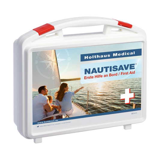 Ein weißer Verbandkasten mit der Aufschrift „Holthaus Medical Nautisave® Verbandkasten“ mit dem Bild eines Paares, das am Bug eines Segelboots sitzt, geeignet für maritime Umgebungen. Der Koffer verfügt über einen