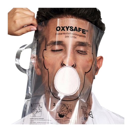 Ein Mann ist durch eine transparente Sauerstoffmaske von Holthaus Medical mit der Aufschrift „Holthaus Oxysafe®“ zu sehen, die seine Nase und seinen Mund bedeckt und so eine klare Sicht auf sein Gesicht ermöglicht. Seine Hand passt die Maske auf seinem Kopf an.