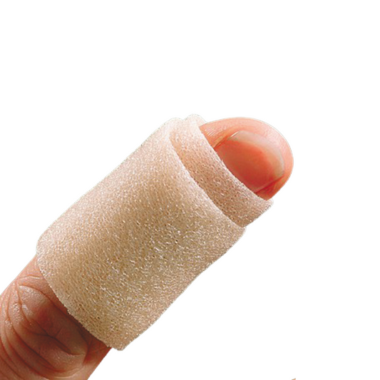 Eine Nahaufnahme eines menschlichen Fingers, der mit einem hellbraunen, selbstklebenden Verband aus Holthaus Soft Foam umwickelt ist. Die Fingerspitze und ein Teil des Nagels sind sichtbar. Der Hintergrund ist schlicht weiß.