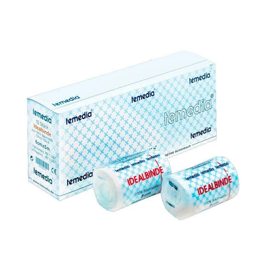 Ein Produktbild von medizinischen Artikeln der Marke Holthaus Medical, das eine Schachtel und zwei Rollen Holthaus Temedia® Idealbinde mit der Aufschrift „Idealbinde“ auf weißem Hintergrund zeigt. Die Verpackung ist weiß mit blauen geometrischen Mustern.