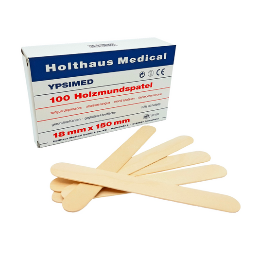 Eine Schachtel mit hölzernen Zungenspateln der Marke Holthaus Medical, Holthaus Ypsimed Holzmundspatel, mit der Aufschrift „Ypsimed 100 Holzmundspatel“, wobei vor der Schachtel für Med mehrere Stäbchen aufgefächert sind.