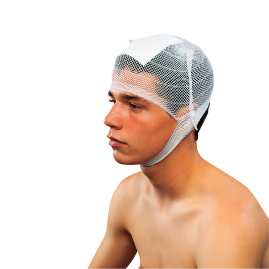 Ein junger Mann mit einer medizinischen Kopfbedeckung vom Typ Holthaus Ypsinetz Kopfbandage blickt zur Seite vor einem weißen Hintergrund. Die Kopfbedeckung bedeckt seine gesamte Kopfhaut und Ohren und hat einen Riemen unter seinem Kinn.
