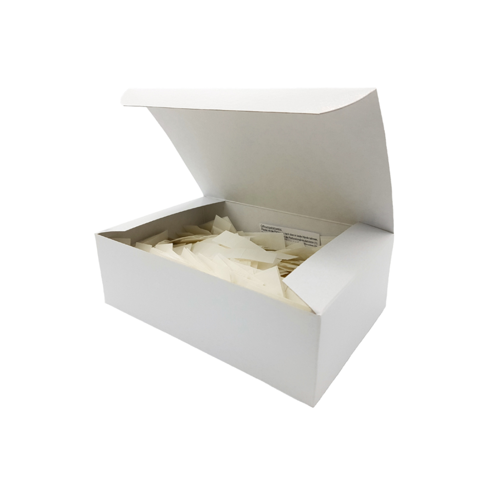 Ein teilweise geöffneter weißer Karton, in dem sich das Schutzmaterial Ypsipor Injektionspflaster von Holthaus Medical befindet, isoliert auf einem weißen Hintergrund.